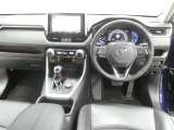 運転席からの視界はこんな感じです☆お気軽にご来店いただき、実際に座って是非お確かめください。ドライバーに寄り添う快適な操作フィールをもたらすステアリングです。