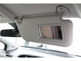 サンバイザー裏にバニティミラー付きです。降車前の身だしなみチェックにご活用ください。