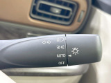 【オートライト】周りの明るさに応じて自動でヘッドライトの点灯・消灯ができる機能です!ライトの付け忘れ・消し忘れなどが無くなり、雨の日や夕方の走行も安心!トンネル通過時も便利ですね♪