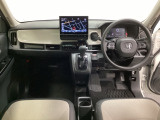 車内は光触媒抗菌消臭施工済です。インパネ周りはスタイリッシュなデザインで機能や装備も充実しています。グローブボックスやカップホルダーのほかにトレーなどたくさんの収納スペースが付いています。