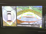 【マルチテレインモニター】車のフロントやサイドのカメラ画像を同時にモニター表示することで、悪路や狭い道を走行時でも周囲の状況確認ができ安心!本格SUVにうれしい装備です♪