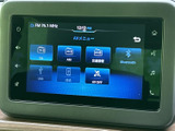 FM・AMラジオのほか、交通情報やBluetooth、USBなどのメニューを画面から選べます。使いたい機能が見つけやすく、移動中の音楽や情報確認に役立ちます。