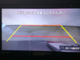 バックモニター付き。車両後方の映像が画面に表示されるので、車庫入れが苦手な人も安心です。ただし、目視確認もお忘れなくお願いいたします。