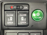 リアドアは乗り降りに便利な両側電動スライドドアです。また運転席に座っていながらスイッチ操作で自在にスライドドアを開け閉めできます。