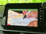 画面でテレビ番組を楽しめる装備です。停車中の待ち時間にも映像を視聴でき、ニュースや番組でひと息つきたい場面に便利。画面表示が見やすく、番組内容を確認しやすいのも魅力です。