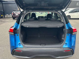 底が深いトランクルームとなっており、荷物がなだれ落ちてくることを防いでくれます。5人座れる状態のシートでも多くの荷物を載せられるだけのスペースを確保しております。