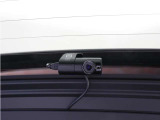 スーパーナイトビジョン2.0をリアカメラにも搭載。夜間走行や暗い駐車場などの低照度環境でも鮮明な映像で録画することができます。スマートフォンとPCで映像を確認できます。安心の純正品です。