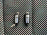 インテリジェントキーを身に着けていれば、ドアハンドルのボタンを押すだけでドアのロック、アンロックが行なえます。キーを差し込まないので両手が塞がっていても開閉が出来ます♪