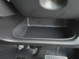 運転席周辺の収納も充実したドライバーズロアポケット。細かな使い勝手にも配慮されています。