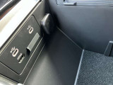 アームレスト内には、USB&HDMI端子装備しています