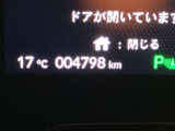 急速充電/外部給電ポート。質感の高いガラスを採用したリッドは使いやすさを考慮し、ボンネットフード中央に配置。また、ポートの上部には充電状況をお知らせする大型のLEDインジケーターを装備しています。