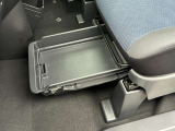 助手席下のシートアンダーBOX。