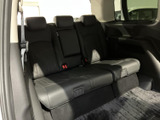3列目にも独立したシートとヘッドレストを備え、乗車人数に合わせて活用できます。後席の同乗者も落ち着いて座れる空間があり、家族や仲間との移動に便利です。
