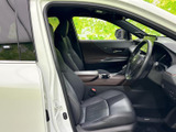前席は運転席まわりまで見渡しやすく、シートに座った際の視界もすっきりしています。落ち着いた色合いの内装で、ドア側から乗り降りする際もゆとりを感じます。