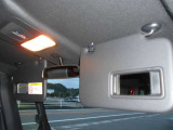 運転席と助手席にバニティミラーが付いています☆