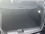 クラブマン専用の観音開きトランクは、荷物の積み下ろしがしやすく、開口部が広く使いやすい設計。シートアレンジでさらに容量拡大可能で、日常もレジャーも快適です。