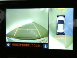 パノラミックビューモニターを装備。クルマを真上から見るように周囲を確認できます。