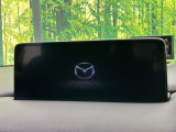 【10.25インチマツダコネクト】車内の雰囲気にマッチした大型ディスプレイ。スマホ接続でのナビ使用やBluetooth再生等、様々な機能が楽しめます。直感的なダイヤル操作が可能で、使い勝手も良好です。