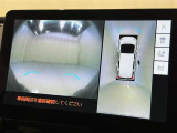 パノラミックビューモニターを装備。駐車場や交差点でクルマを真上から見るように周囲を確認できます。機能の詳細は販売店スタッフまでおたずねください。
