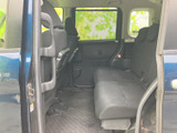 後席は複数人で座れるベンチタイプで、窓が広く車内にも明るさを感じられます。足元に空間があり、乗り降りもしやすいので、ご家族でのお出かけにも活躍します。