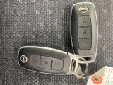 インテリジェントキー装備。鍵を差し込まなくてもエンジンの始動が可能。ドアノブ個所のボタンを押す事により、リモコン操作する事無く開閉が出来ます鍵を出す必要が無く、お子様連れの方や悪天候の日に便利です