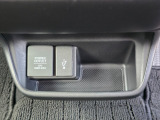 USBポート&12V電源ソケット付き。ドライブ中の充電にも対応できる便利な装備です。