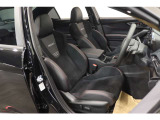 【運転席】ブラック基調のインテリアにRECAROハーフレザーシート(合皮/ファブリック※メーカー基準)。パワーシートでお好みの位置に座席を設定可能です。シートヒーター・フロアマット付です。