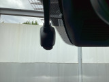 別途SDカードの購入が必要です。運転中の映像・音声などを記録して、交通事故やトラブルが起きた時の正確な状況把握に役立つドライブレコーダーが装着されています。
