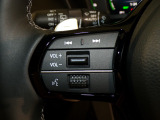 【ステアリングリモコン】ステアリングにオーディオ調節可能なスイッチが装備されていますので運転中でも視線をそらさずにオーディオの調節が可能です!