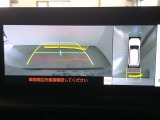 バックモニター付き。車両後方の映像が画面に表示されるので、車庫入れが苦手な人も安心です。ただし、目視確認もお忘れなくお願いいたします。