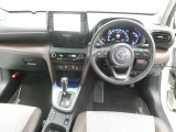 運転席からの視界はこんな感じです☆お気軽にご来店いただき、実際に座って是非お確かめください。ドライバーに寄り添う快適な操作フィールをもたらすステアリングです。