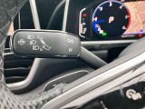 左ウィンカーレバー。国産車とは異なる配置ですが操作は直感的。使っていくうちに自然と手に馴染みます(自動点滅3回機能付)