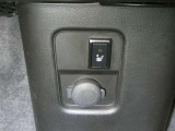 運転席のシートにヒーター機能が付いています お手元のスイッチでシートが温かくなります 冬などにはとても快適な装備のひとつです