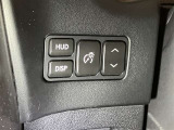 【HUD】ヘッドアップディスプレイ。フロントウインドウガラスに運転支援システムの作動状況や走行に関するさまざまな情報を表示することができます。