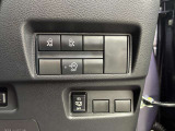 運転席右側の操作スイッチです。スライドドアはこちらからでも開閉できます。お出迎えは運転席からスイッチを押すだけでОKです。