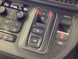 インパネシフトを採用しているので、前席の足元も広々としています。運転席と助手席の行き来もスムーズです!
