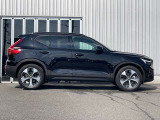 ボルボXC40は、よりスマートに、より大胆に生まれ変わりました。刷新されたフロントフェイス、先鋭的な躍動感を感じさせるスタイリング。SUVの姿を体現するプロポーションは力強さに溢れた佇まいを見せます。