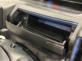 小物が収納できる運転席側インパネアッパーボックス。 ボックス内にはUSBソケットが一口。