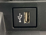 こちらのクルマはUSB接続コネクタも装備されています♪スマホの充電などにお使い下さい。ご旅行中での充電切れも、これなら心配いりませんね!