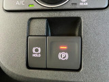 【電動パーキングブレーキ】ボタンを手前に引くだけでパーキングブレーキがロック!発進時にはボタンを押すとパーキングブレーキが簡単に解除される優れものです!
