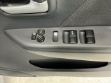 運転席のスイッチで全てのウィンドウの開閉操作を行うことができます。ロックボタンをONにしておくと、運転席以外のウィンドウは作動しないのでお子様を乗せているときなども安心ですね♪
