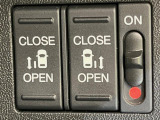 【両側パワースライドドア】スマートキーや運転席のスイッチで後席両側スライドドアの開閉が可能♪電動だから力を入れてドアを開ける必要が無く、小さなお子様でも簡単に開け閉めでき快適です♪