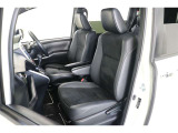 ワイドで座り心地の良いシートは通気性が良く蒸れにくいモケットと合成皮革。快適性に上質感がプラスされたシートです。