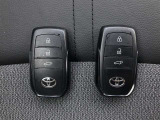 スマートキー2個あります。家族で共有すれば、自宅の駐車場での入替や、旅行先での運転交代など大変便利ですよ。
