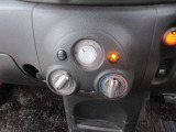 マニュアルエアコンですので、自分に合った設定ができ車内を快適な空間に出来ます♪
