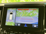 後方の映像とガイド線を画面で確認でき、駐車時の後退をサポートします。車両周辺の様子を目で確認しながら操作できるので、狭い駐車場や車庫入れの際にも心強い装備です。