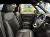 運転席の画像です。足元やシートまわりに余裕があり、リラックスした姿勢で運転が可能です。視界も良好で操作系へのアクセスもしやすく、快適で安心感のあるドライブをサポートします。