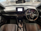 運転席の画像です。足元やシートまわりに余裕があり、リラックスした姿勢で運転が可能です。視界も良好で操作系へのアクセスもしやすく、快適で安心感のあるドライブをサポートします。