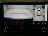 パノラミックビューモニターを装備。駐車場や交差点でクルマを真上から見るように周囲を確認できます。機能の詳細は販売店スタッフまでおたずねください。