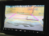 【バックカメラ】駐車時に後方がリアルタイム映像で確認できます。大型商業施設や立体駐車場での駐車時や、夜間のバック時に大活躍!運転スキルに関わらず、今や必須となった装備のひとつです!